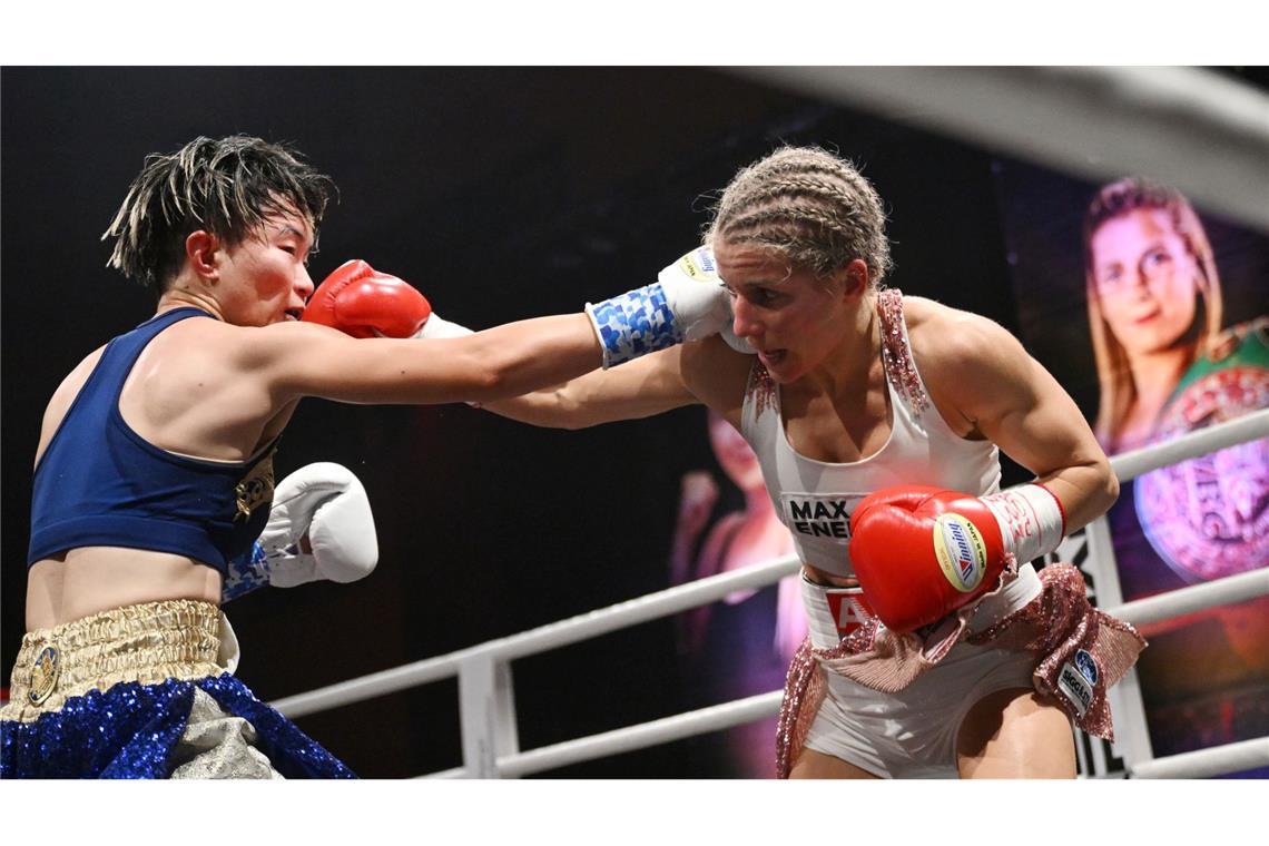 Lehrerin vor Box-Olymp: Historische Chance für "Tiny Tina" Im November gewann Tina Rupprecht (rechts) gegen Eri Matsuda aus Japan drei WM-Gürtel.