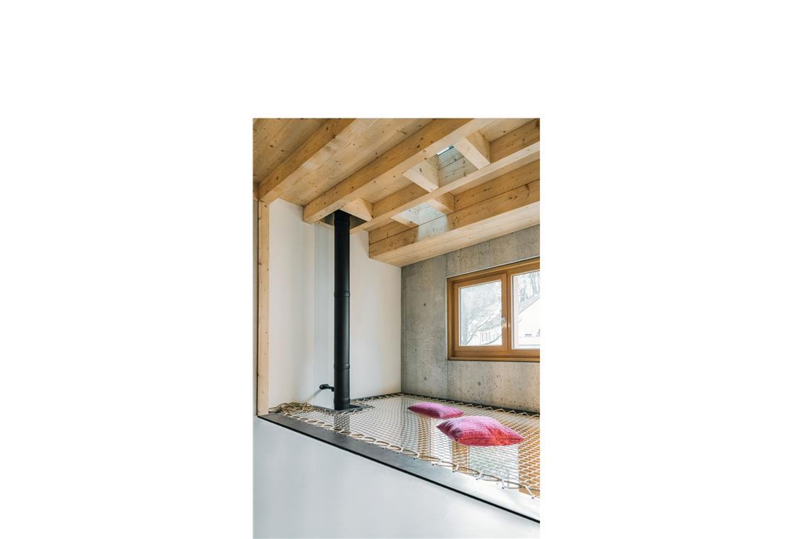 Die besten einfachen Häuser Europas – auch von Stuttgarter Architekten Im oberen Geschoss des Hauses von Inge Zalenga findet sich ein Netz zum Liegen und Entspannen – von dort aus lässt es sich auch hinunter in den Wohnbereich schauen.
