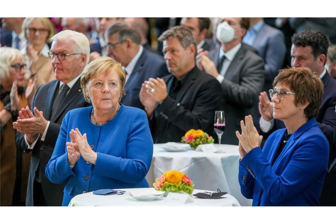 Seehofer, Scholz und Merkel Zeugen im Afghanistan-Ausschuss Im Oktober 2021 lud der Bundestagspräsident zu einem Empfang zum Ende des Afghanistan-Einsatzes ein. Bundespräsident Frank-Walter Steinmeier, Bundeskanzlerin Angela Merkel (CDU), Robert Habeck, damals Bundesvorsitzender der Grünen, Annegret Kramp-Karrenbauer (CDU), damals Bundesministerin der Verteidigung, und Hubertus Heil (SPD), Bundesminister für Arbeit und Soziales, zählten zu den Teilnehmern. (Archivfoto)