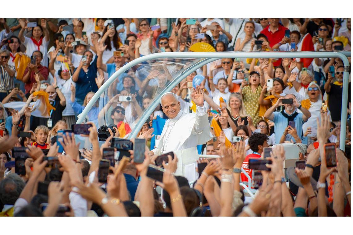 Im Olympiastadion von Barcelona  feierte Papst Leo XIV. mit Zehntausenden Gläubigen einen Abendgottesdienst.