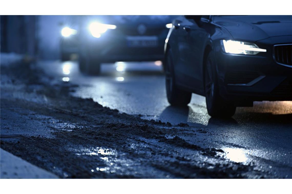 Im Osten besteht gebietsweise Gefahr von Glatteis durch gefrierenden Regen - örtlich sei auch Unwetter möglich. (Archivbild)