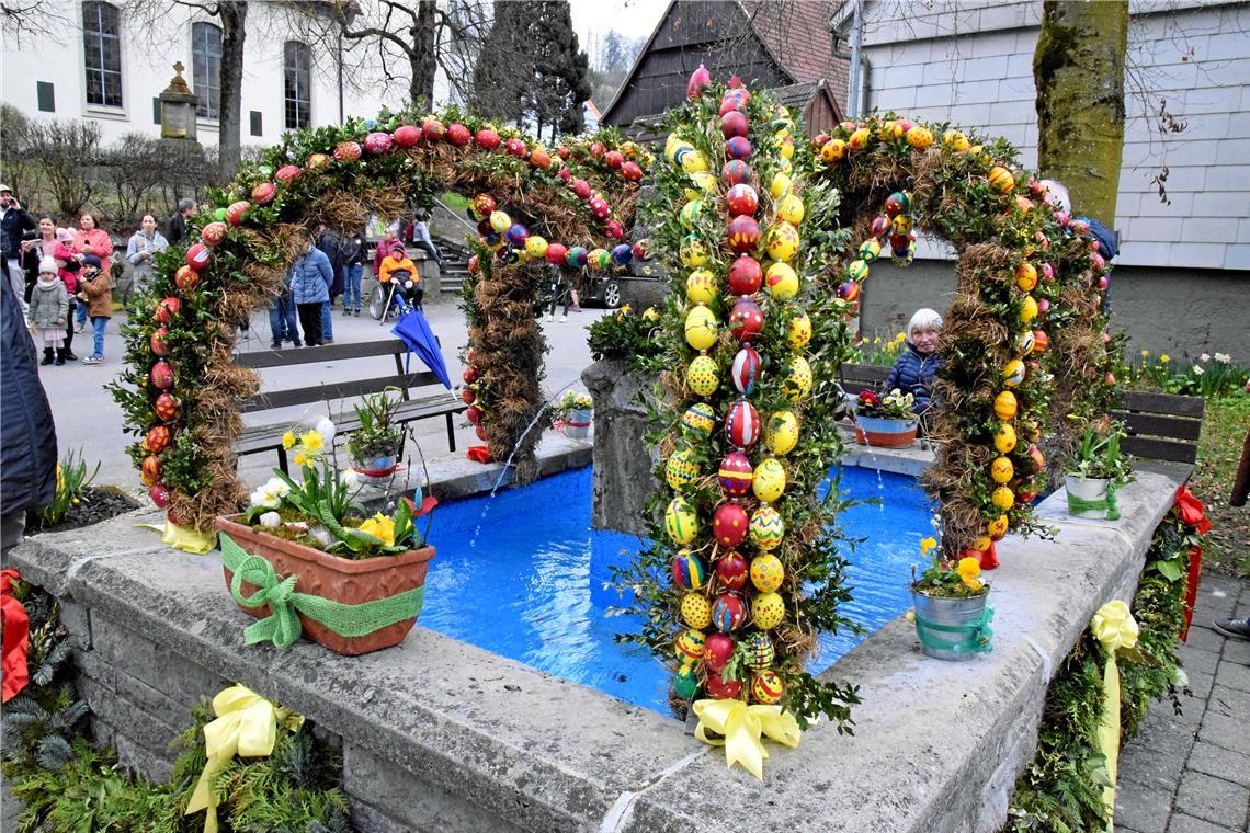 Im Osterbrunnen stecken viel Liebe zum Detail und filigrane Arbeit. Foto: privat