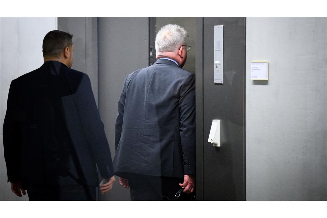 Sicherheitsbehörden sehen Russland hinter Auto-Sabotageserie Im Parlamentarischen Kontrollgremiums des Bundestages berichten die Geheimdienste über ihre Arbeit. Die Sitzungen finden nicht öffentlich statt. Der Inhalt ist geheim. (Archivbild)