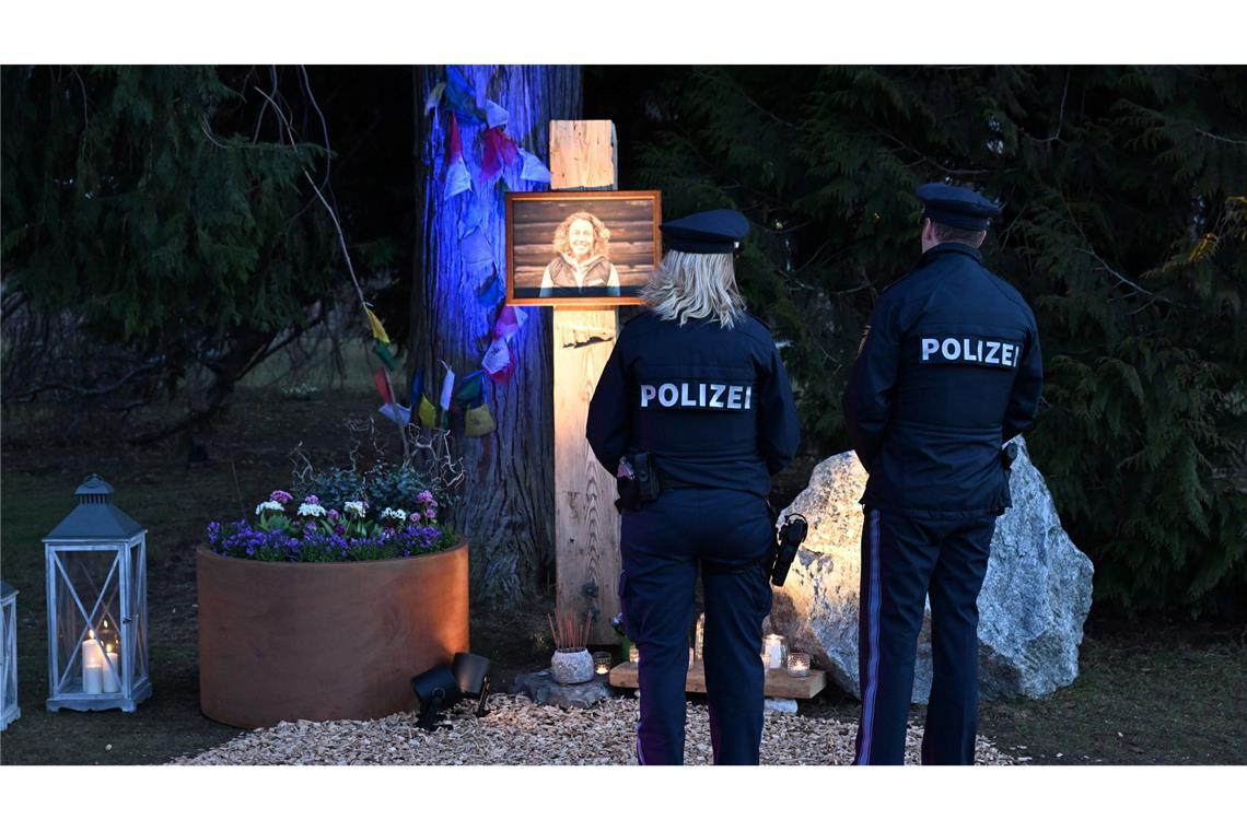 Im Partenkirchener Kurpark erinnert ein Gedenkort an die Ex-Biathletin.