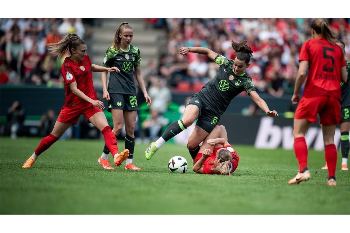 "Jetzt ist alles vorbei": Das schwere Jahr von Lena Oberdorf Im Pokalfinale 2024 spielt Oberdorf für die Wolfsburgerinnen gegen ihren neuen Arbeitgeber FC Bayern ganz groß auf.