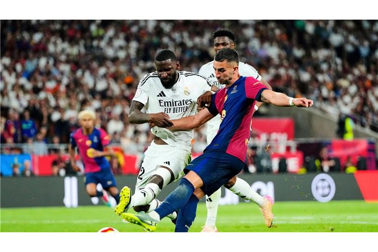 Im Pokalfinale gegen den FC Barcelona leistete sich Antonio Rüdiger (l) einen heftigen Aussetzer.