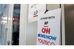 Im Presseraum des Weißen Hauses in Washington ist ein Schild zur Unterstützung der Nachrichtenmedien zu sehen.