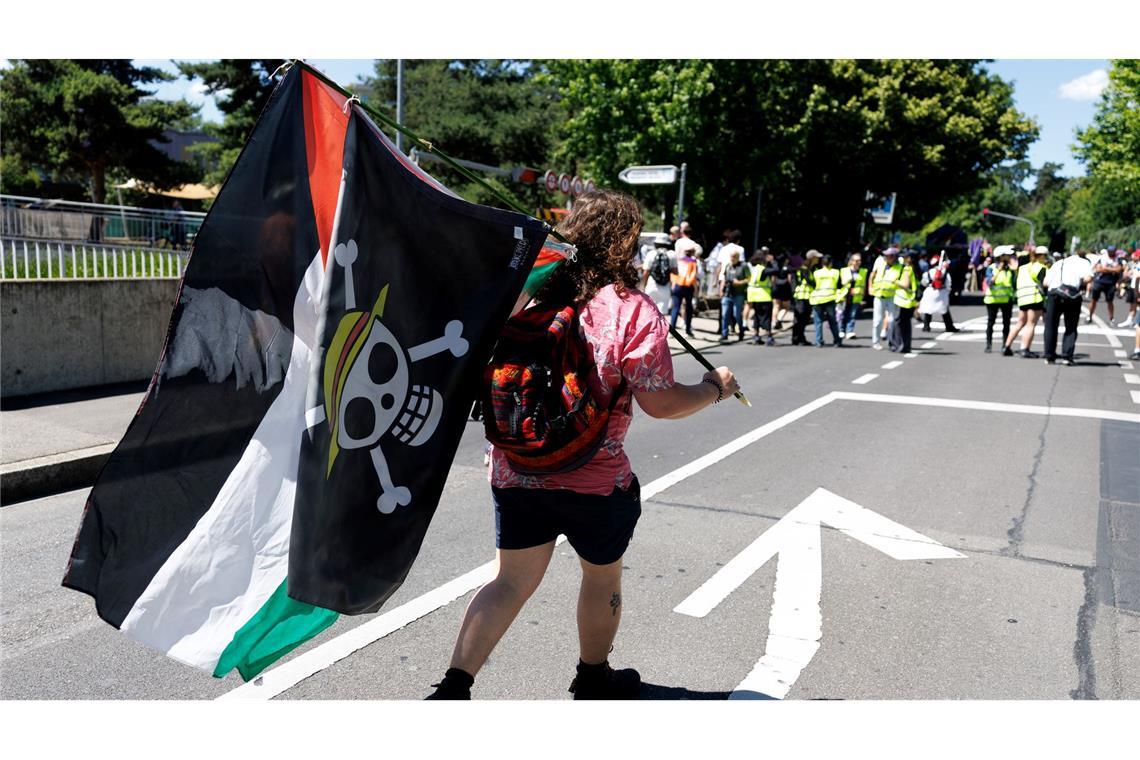 Im Protestzug sind viele Palästinenserflaggen zu sehen.