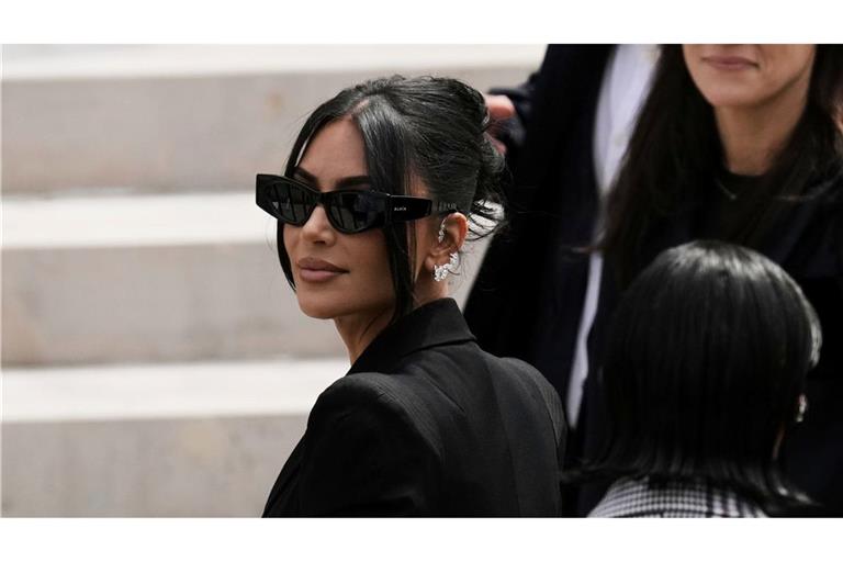 Im Prozess um den Raubüberfall auf Kim Kardashian hat ein Gericht in Paris gegen die Angeklagten hohe Haftstrafen verhängt. (Archivbild)