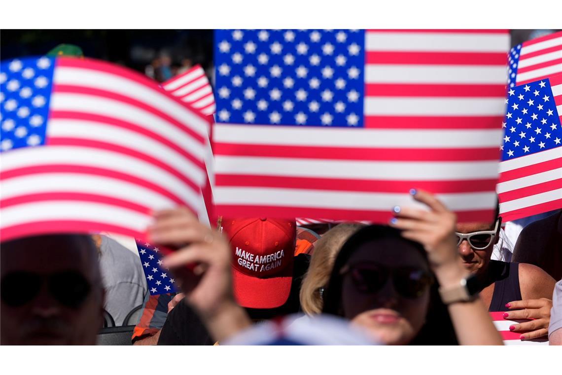 Im Publikum waren US-Flaggen und Kappen der MAGA-Bewegung (Make America Great Again) zu sehen.