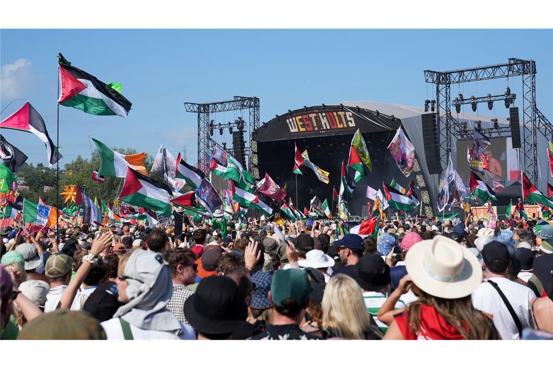 Polizei prüft Festival-Auftritte auf strafbare Israel-Kritik Im Publikum waren zahlreiche palästinensische Fahnen zu sehen.