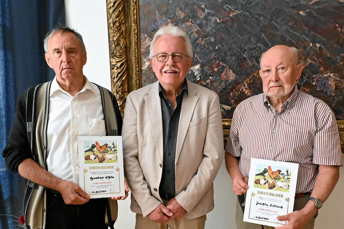 Vom Nutztier zum Träger genetischer Vielfalt Im Rahmen des Festakts gab es zwei besondere Ehrungen – Wolfgang Hess (Mitte) hat Gustav Ehle (links) und Joachim Schlauch zu Ehrenmitgliedern ernannt. Foto: Elisabeth Klaper