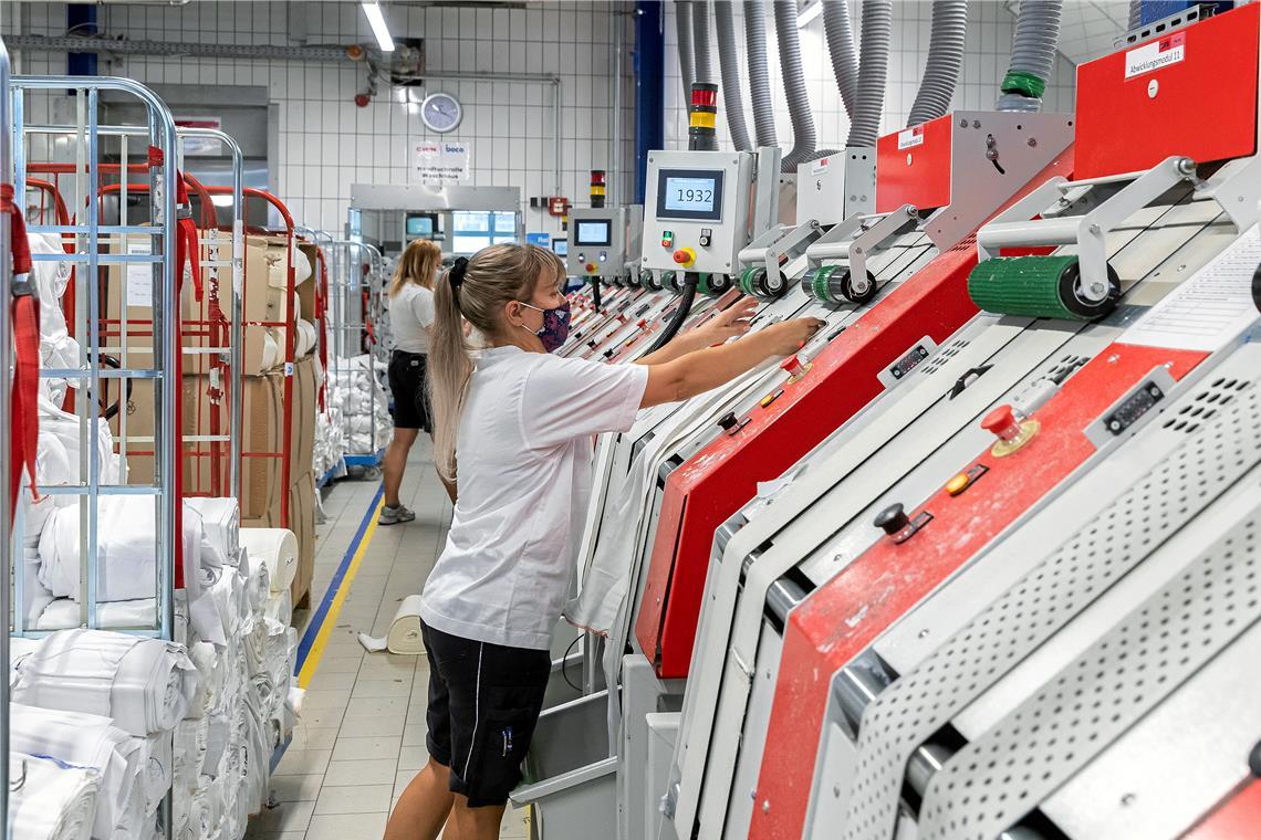 Herausforderungen für die Wirtschaft Im Rahmen des Semesterschwerpunkts „Wirtschaft im Wandel“ bietet die VHS eine Betriebsbesichtigung bei CWS Hygiene Deutschland GmbH&Co. KG am Standort Murrhardt an. Die Firma betreibt dort eine Wäscherei, in der Handtuchrollen, Schmutzfangmatten und Wischbezüge gereinigt und so Aspekte von Abfallvermeidung, Wiederverwendung und Aufbereitung berücksichtigt werden. Archivfoto: Jörg Fiedler