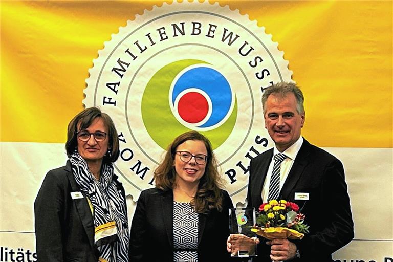 Im Rahmen einer Feierstunde nahm Andreas Winkle, ehrenamtlicher Stellvertreter des Murrhardter Bürgermeisters, die Auszeichnung – das Qualitätsprädikat „Familienbewusste Kommune Plus“ – von Ministerialdirektorin Leonie Dirks (Mitte) und Iris Fahle, Vorsitzende der Arbeitsgemeinschaft Netzwerk Familie Baden-Württemberg, entgegen. Foto: privat