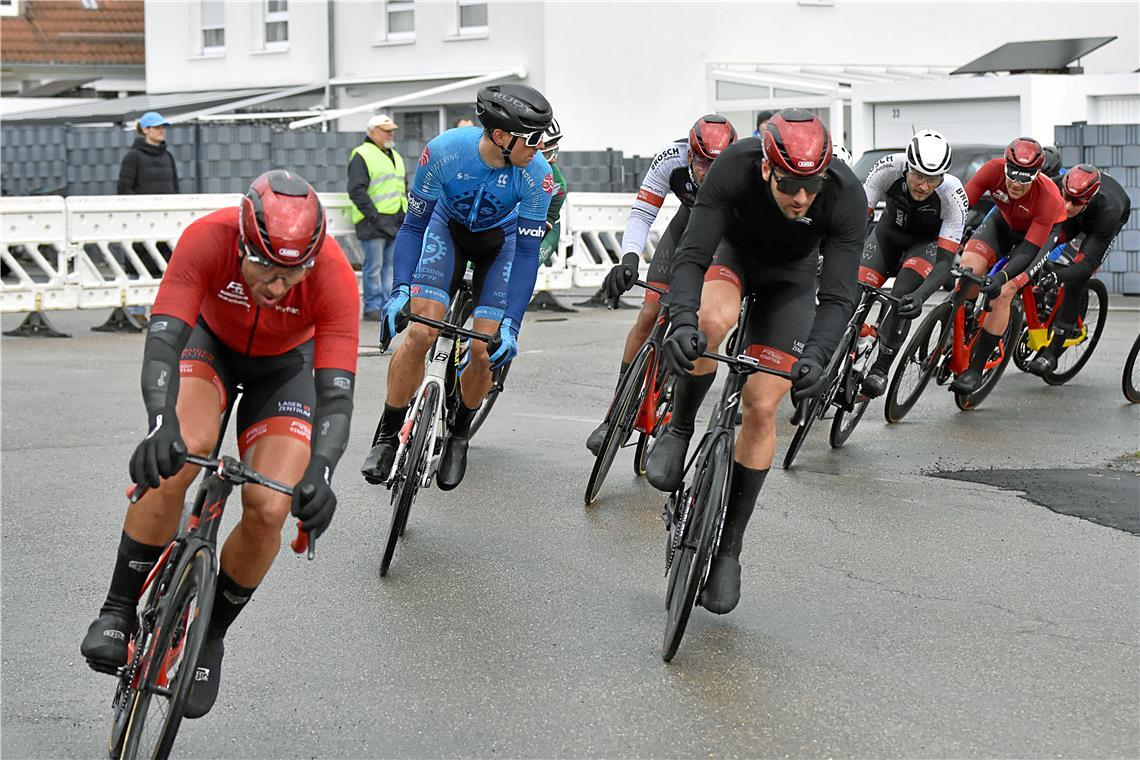 Jubiläum wird zum härtesten Wettkampf Im Rennen der Eliteamateure fuhr der ehemalige Auenwalder Tim Schlichenmaier (Zweiter von rechts im roten Trikot) als Zweiter ins Ziel. Foto: T. Sellmaier
