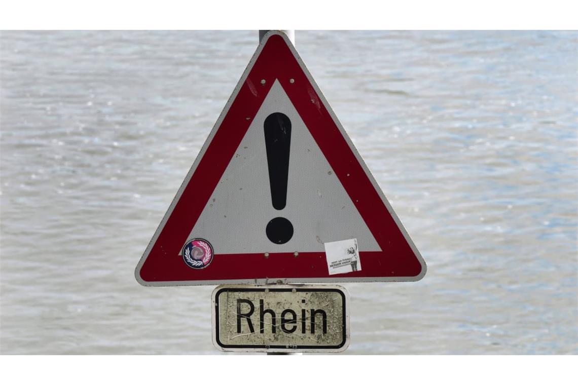 Im Rhein schwammen mehrere Säcke, in denen Teile eines getöteten Mannes steckten. (Symbolfoto)