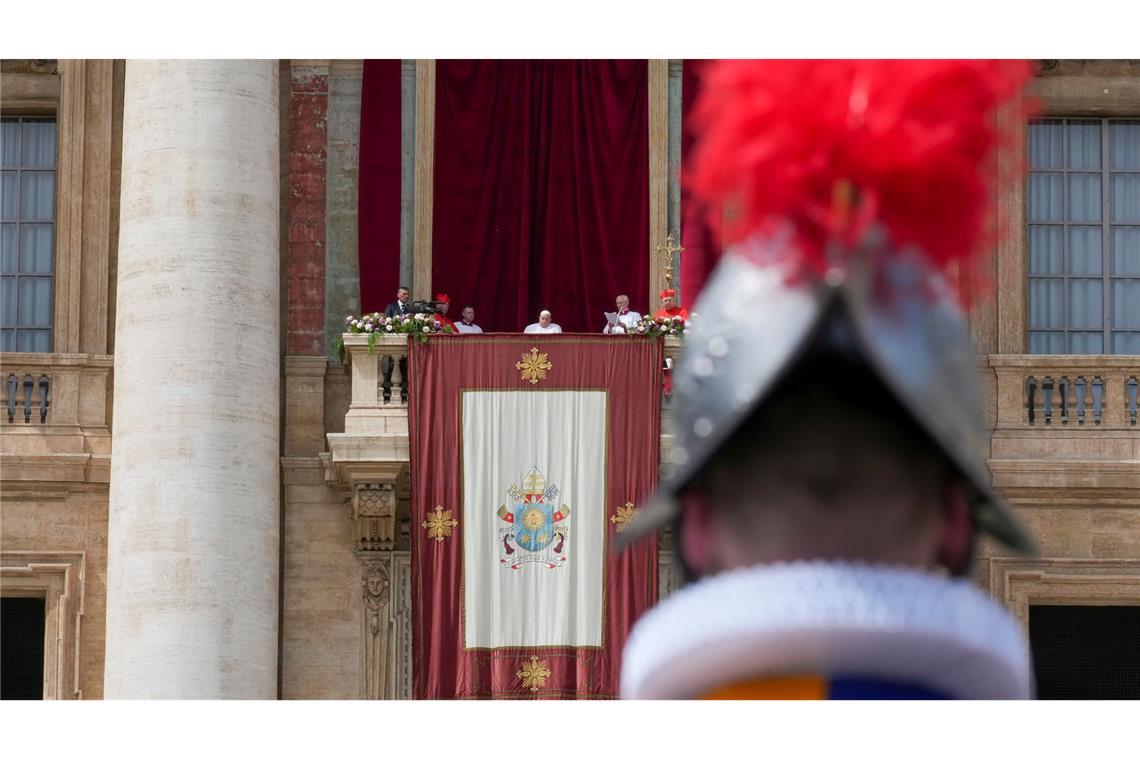 Papst spendet trotz Krankheit Segen Urbi et Orbi Im Rollstuhl wurde der Papst auf den Balkon des Petersdoms gebracht.