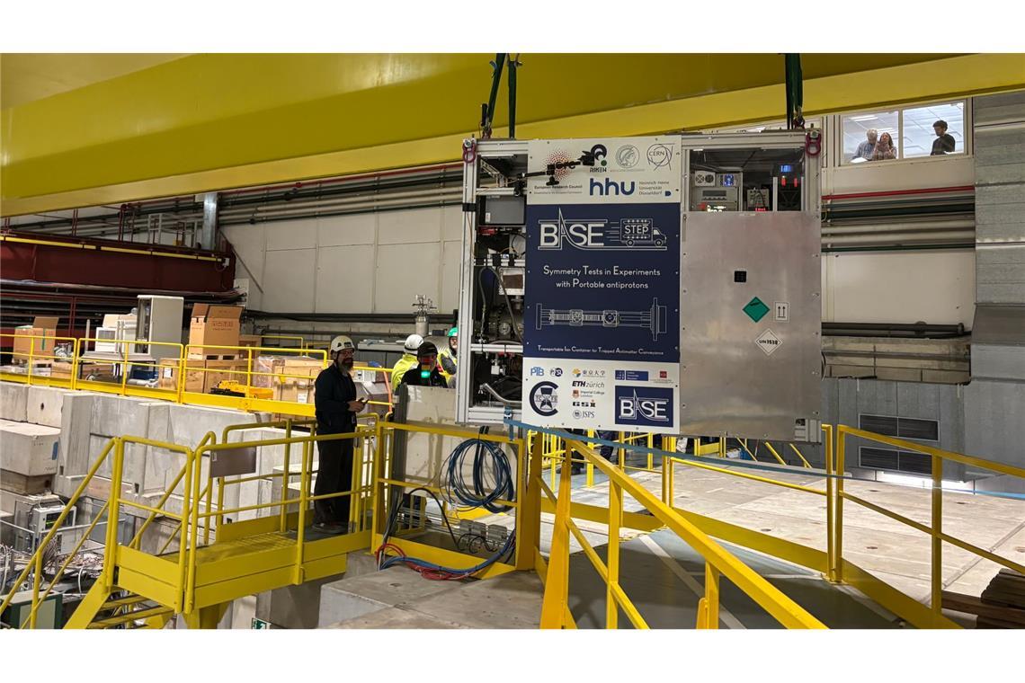 Im Schneckentempo wird der Transportcontainer am Kran durch die Antimaterie-Fabrik gebracht.