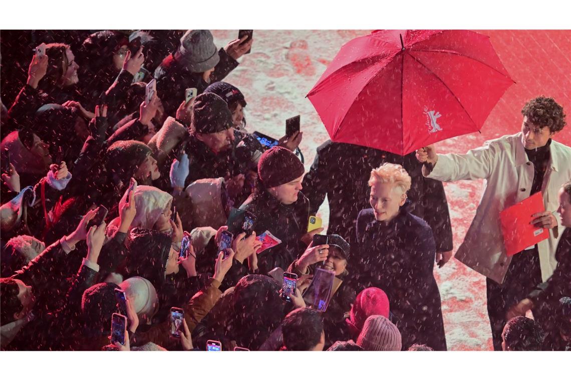 Heiße Rede, kalter Schnee: Berlinale eröffnet Im Schnee von Fans gefeiert: Tilda Swinton.