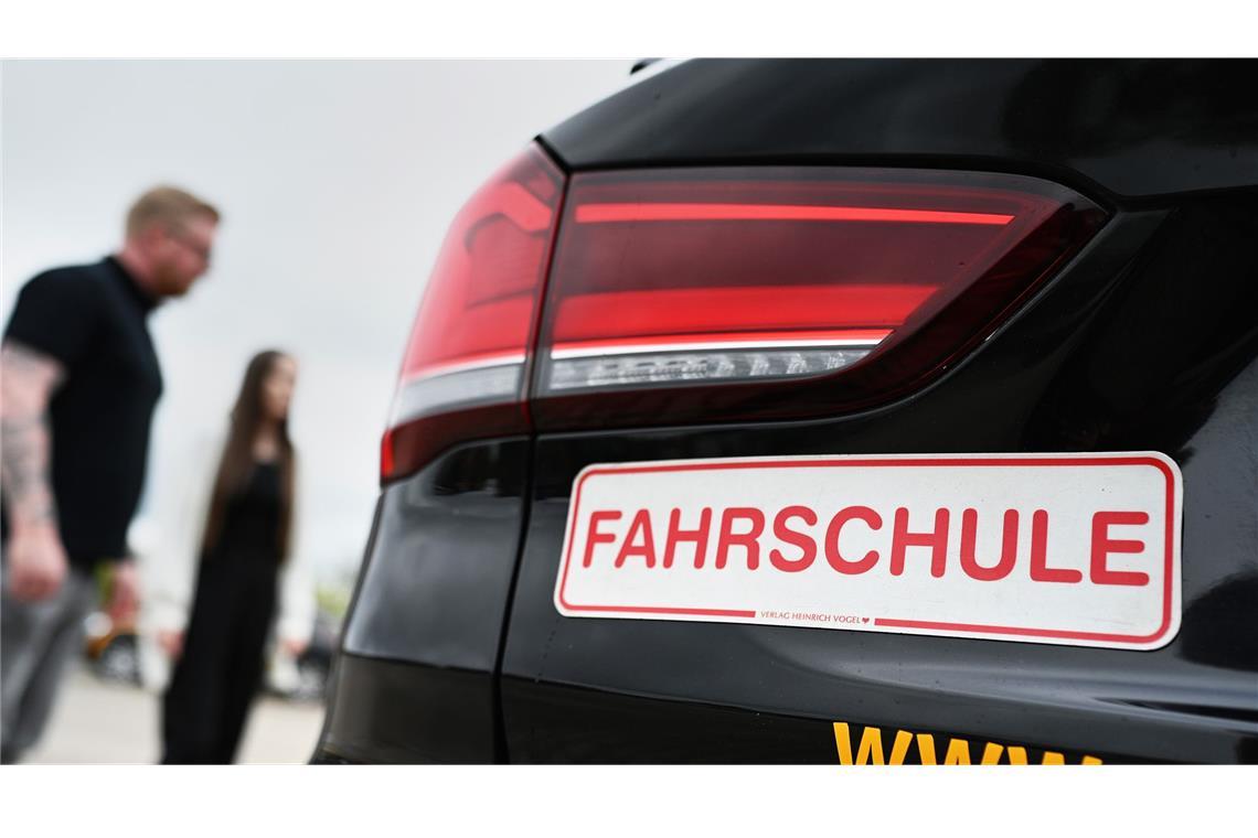 Führerschein als Luxusgut? Wege aus der Preisspirale Im Schnitt 37 Praxisstunden benötigen die Fahrschüler, um für die Prüfung gerüstet zu sein.