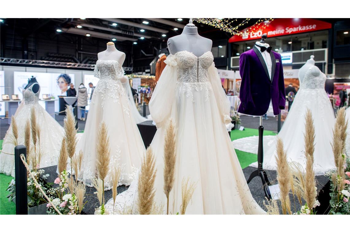 Hamburger heiraten am wetterfestesten Im schulterfreien Hochzeitskleid friert die Braut im Winter vielleicht - doch längst nicht jeder lässt sich davon abhalten. (Archivbild)