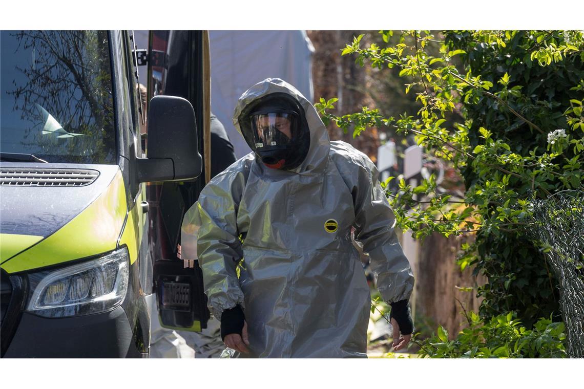 Bilder des Tages Im Schutzanzug geht ein Feuerwehrmann in ein Haus, in dem ein giftiges Gemisch aus Aconitin und Ricin gefunden worden ist.