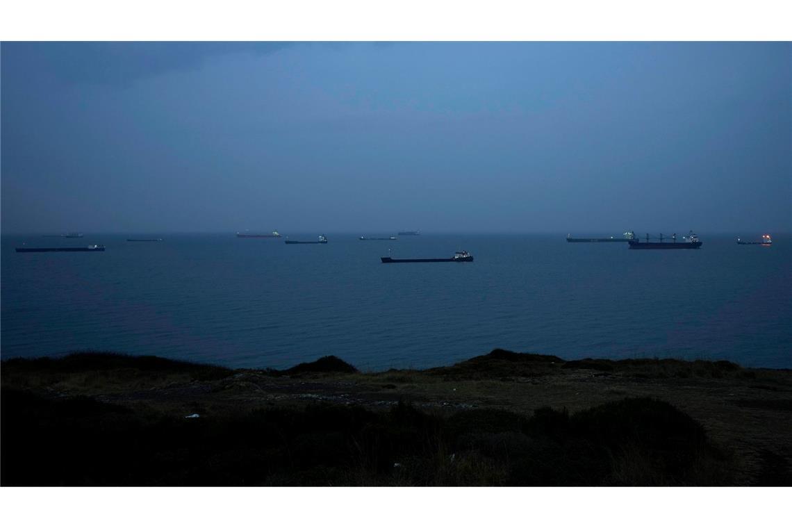 Havarie-Frachter blockiert Bosporus-Meerenge Im Schwarzen Meer ankernde Frachtschiffe warten auf die Durchfahrt durch die Meerenge Bosporus. (Archivbild)