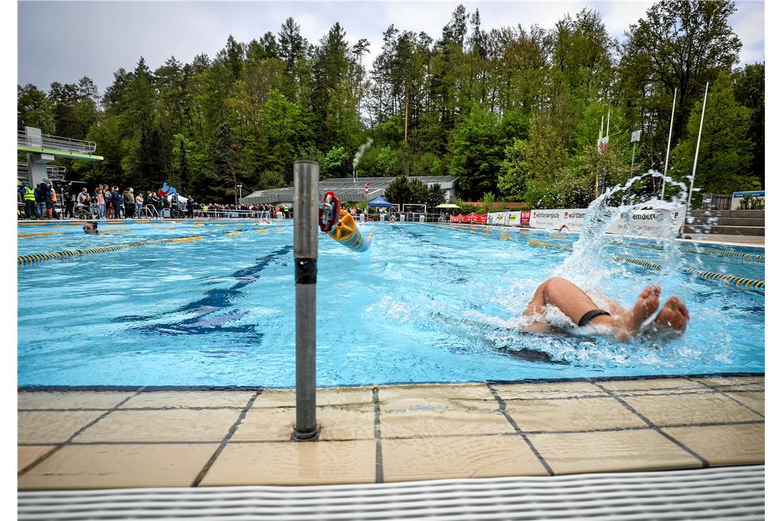 Im Schwimmerbecken geht es rauf und runter - erst 300 Meter und nach einem kurze...