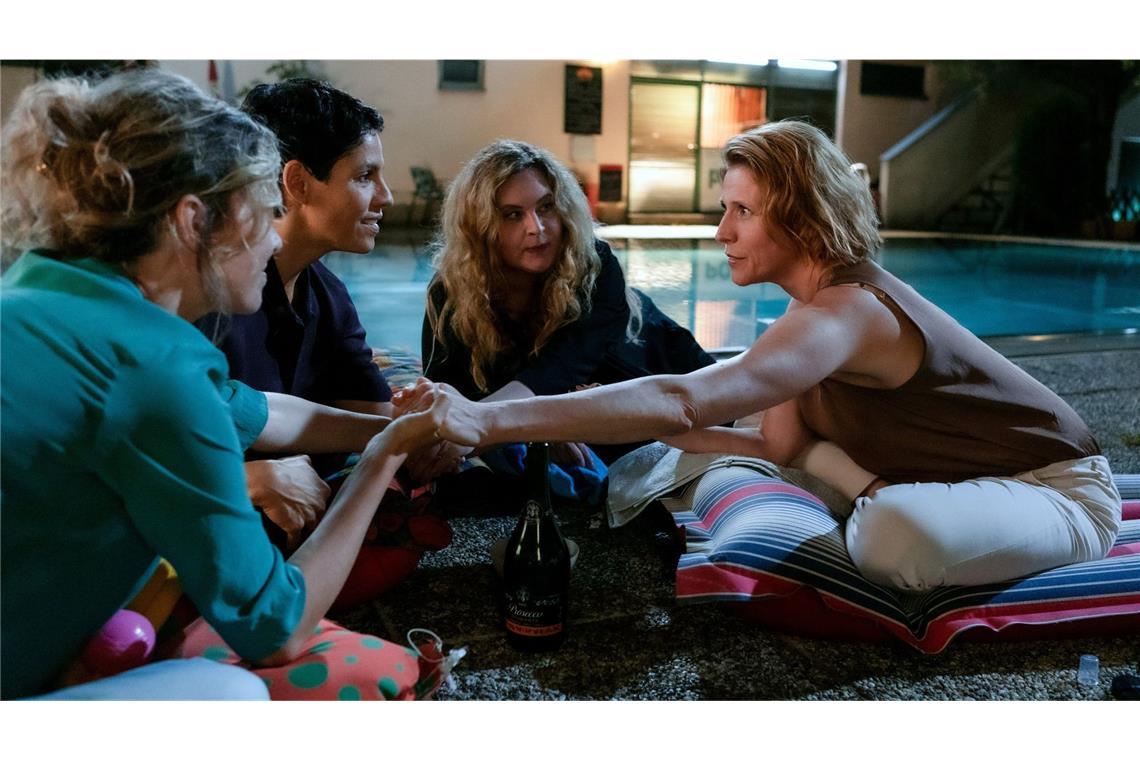 Im Schwur vereint: Christiane (Franziska Hackl), Inès (Jasmin Gerat), Doris (Diana Amft) und Miriam (Franziska Weisz, v.li.n.re.)