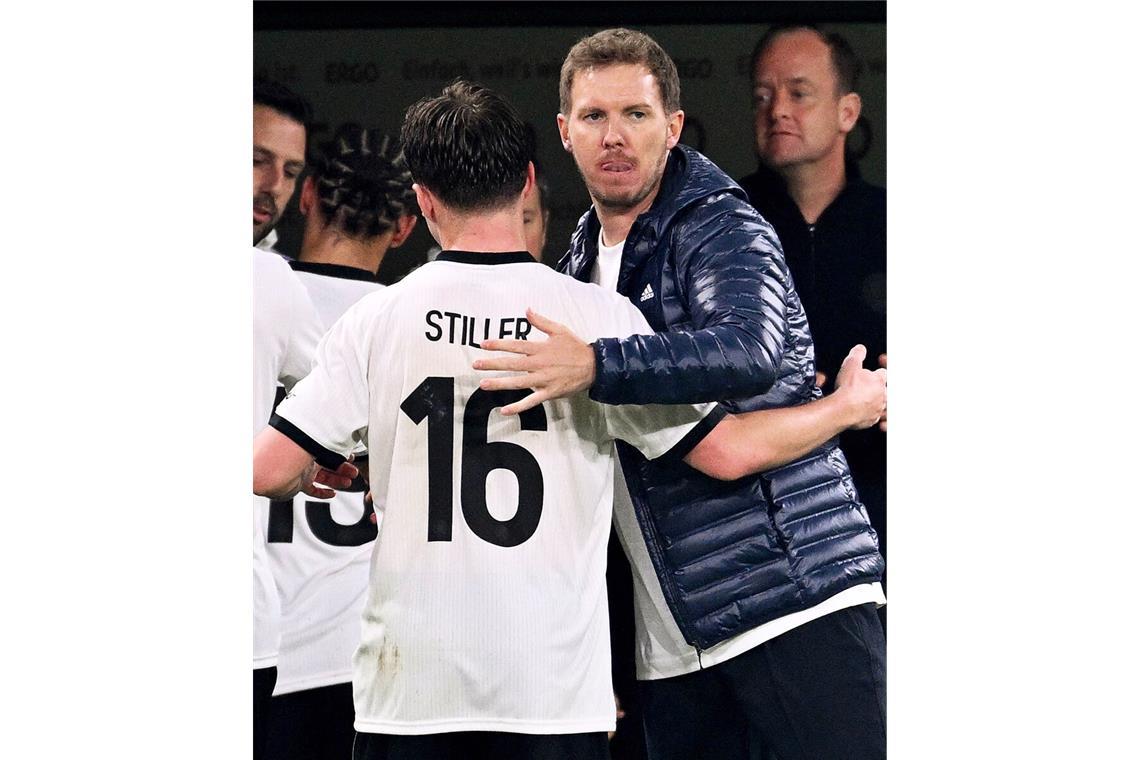 Im September stand Angelo Stiller zuletzt für die DFB-Elf von Bundestrainer Julian Nagelsmann (re.) auf dem Platz.