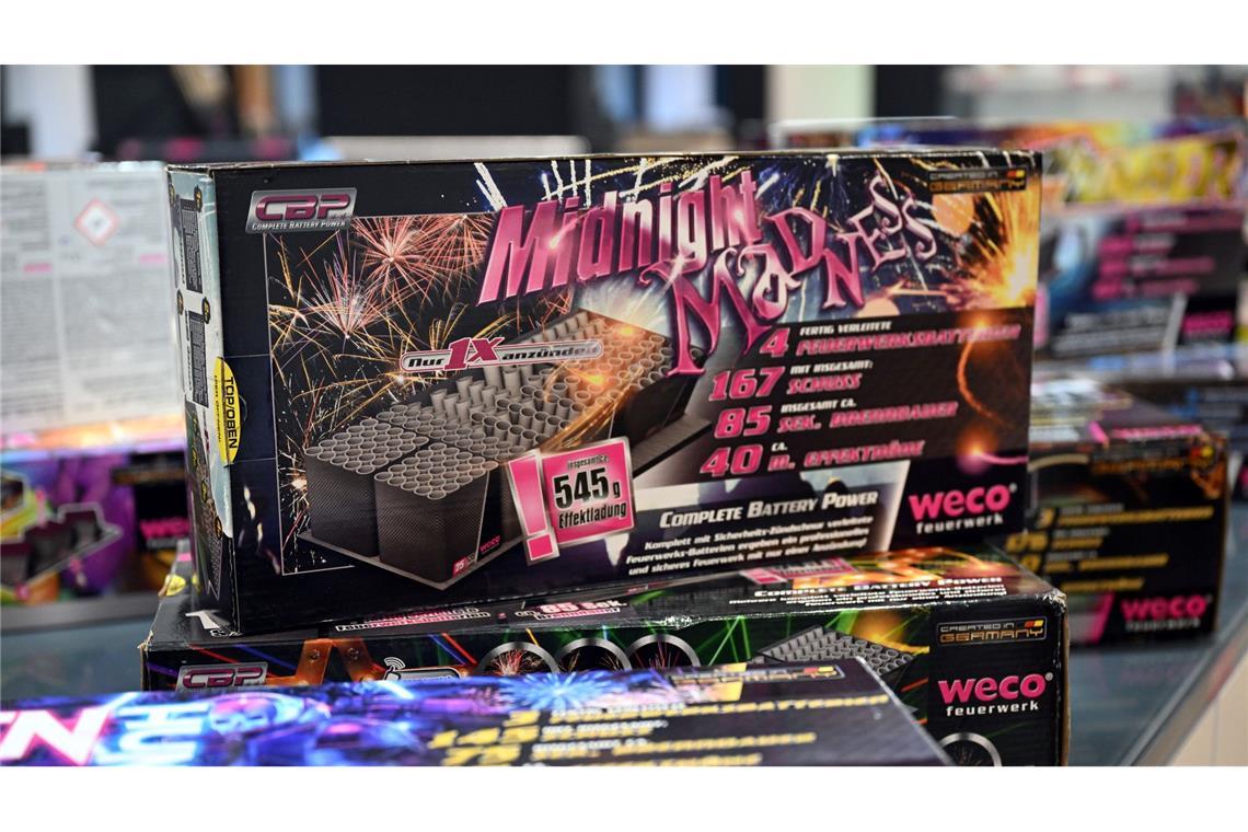 Feuerwerk trotz höherer Preise "beliebt wie nie" Im Showroom der Feuerwerksfirma Weco liegen Silvester-Raketen und -feuerwerk.