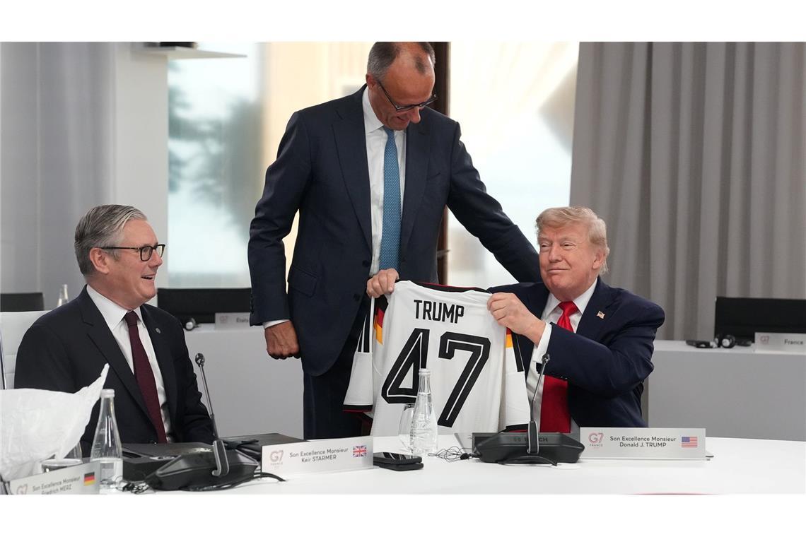 Im Sitzen nahm der US-Präsident sein Geschenk entgegen.