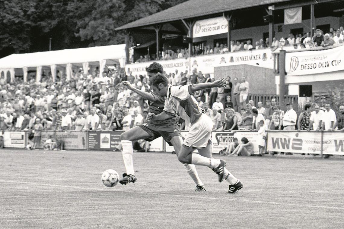 Im direkten Vergleich steht es bislang 1:1 Im Sommer 1999 verlor die SG mit 1:8 gegen Leverkusen. Klaus Petz (rechts im Zweikampf mit Thomas Brdaric) erzielte den Aspacher Ehrentreffer. Archivfoto: Bernd Strohmaier