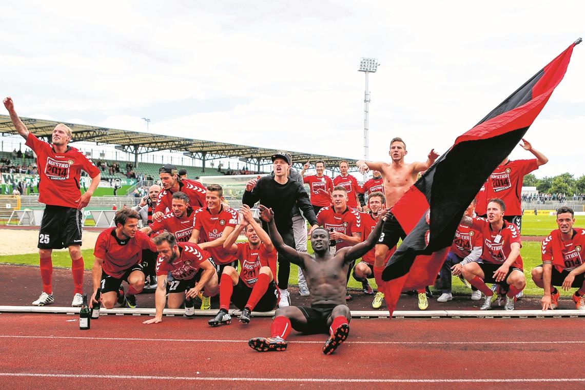 Das goldene Jahrzehnt des Murrtals Im Sommer 2014 wurde aus dem kleinen Großaspach ein Ort im deutschen Profifußball. Das Tor von Sahr Senesie (vorne mit Fahne) reichte der Mannschaft um Kai Gehring (links) zum 1:0 in Wolfsburg. Die SG Sonnenhof war damit in die Dritte Liga aufgestiegen. Foto: A. Becher