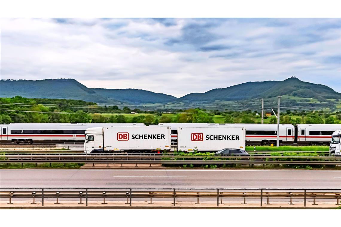 Teure Schuldenlast trotz Schenker-Verkauf Im Sommer wird die Spedition Schenker, die der Bahn zuverlässig Geld einbrachte, verkauft. Dennoch zeigt sich Bahn-Chef Lutz optimistisch.