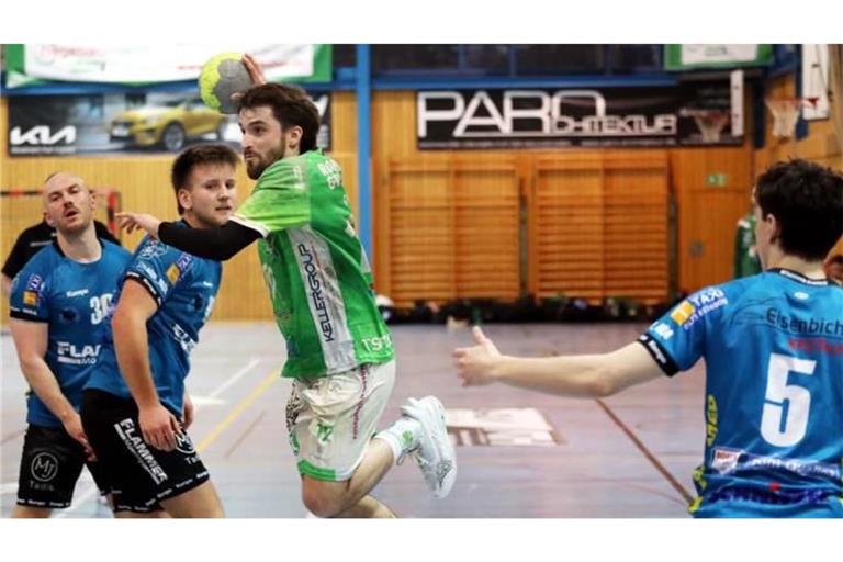 Im Spiel gegen die Spvgg Mössingen im Februar war Florian Ruoff (Mi.) noch für die TSF Ditzingen am Ball - nun ist er im Handball-Ruhestand.