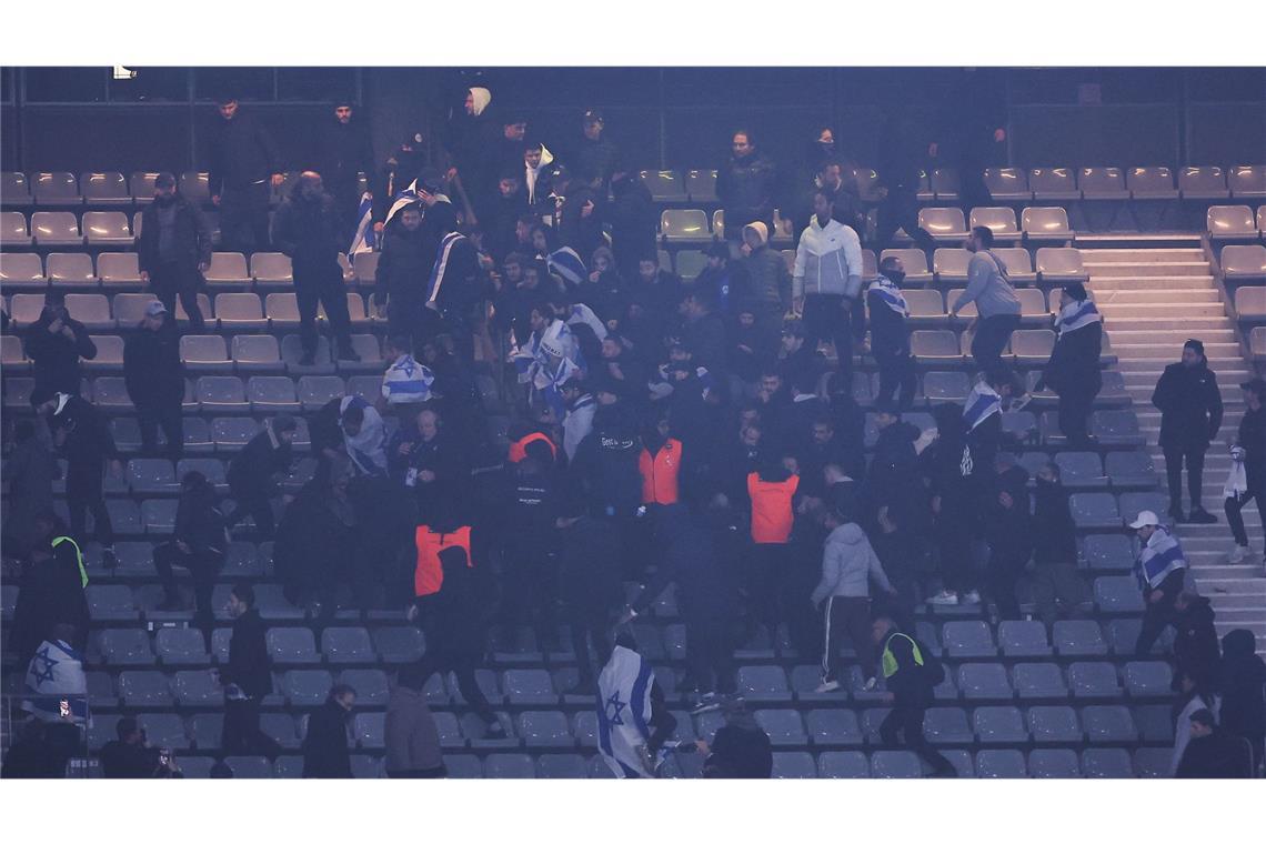 Zusammenstöße bei Hochrisikospiel in Paris Im Stadion kam es auf den Rängen zu Rangeleien.