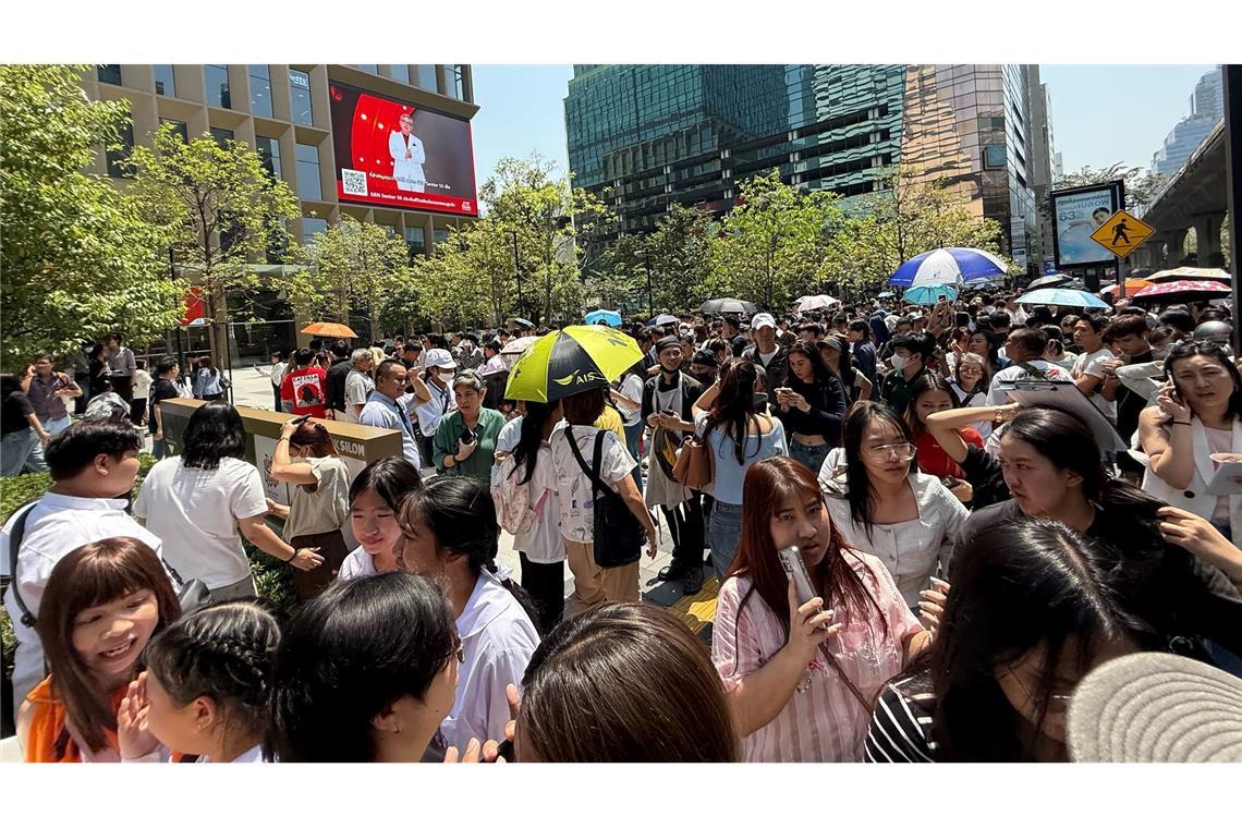 Zwischen Panik und Sirenen: Bangkok erlebt seltenes Erdbeben Im Stadtteil Silom flüchteten Tausende Menschen auf die Straße.