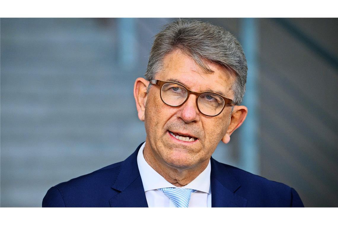 Im Streit um den Ausschluss dreier Buchhandlungen vom Deutschen Buchhandlungspreis gerät Kulturstaatsminister Weimer immer mehr unter Druck.