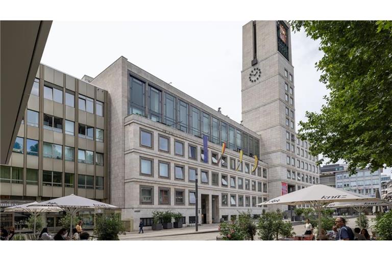 Im Stuttgarter Rathaus wird die Besetzungssperre ausgeweitet. In diesem Jahr hat die Verwaltung deutlich mehr neue Mitarbeiter an Bord genommen, als im Etat geplant.