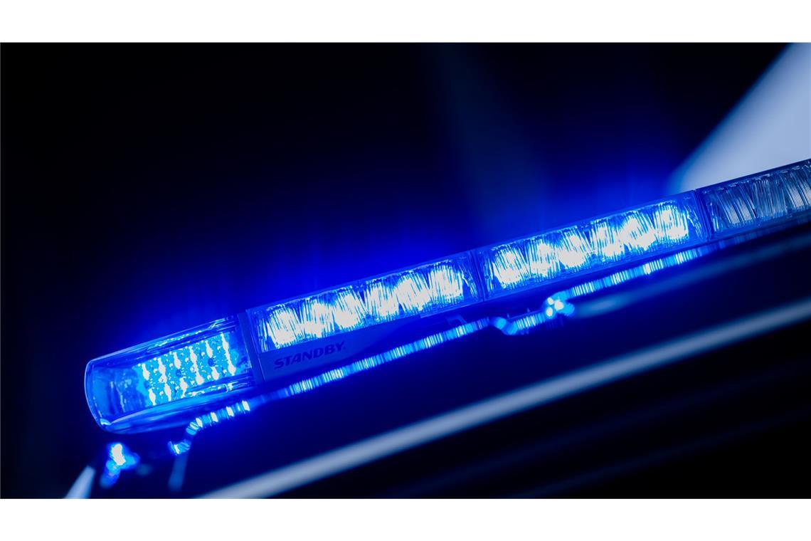 Pannenfahrzeug übersehen – Autofahrer bei Auffahrunfall schwer verletzt Im Süden von Karlsruhe ist es zu einem Unfall gekommn (Symbolbild).