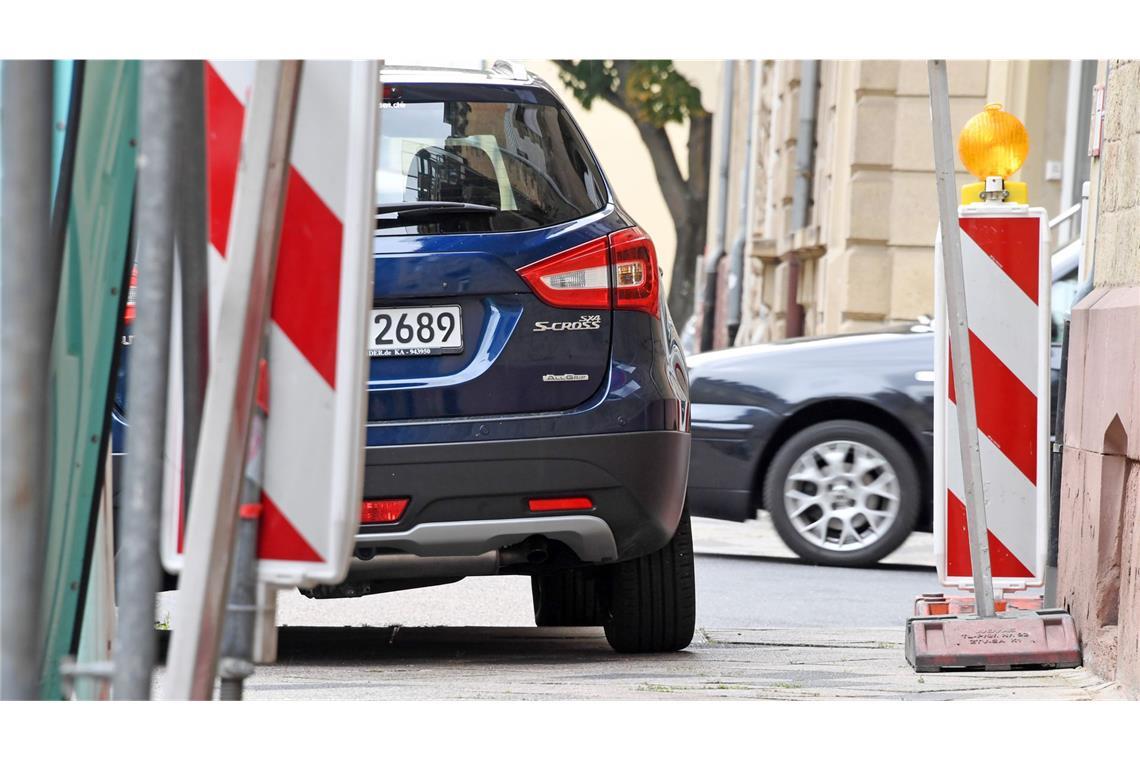 Im Südwesten wird in vielen größeren Städten aus Sicht der Umwelthilfe ein Auge zugedrückt, wenn Autofahrer rechtswidrig auf Bürgersteigen parken.