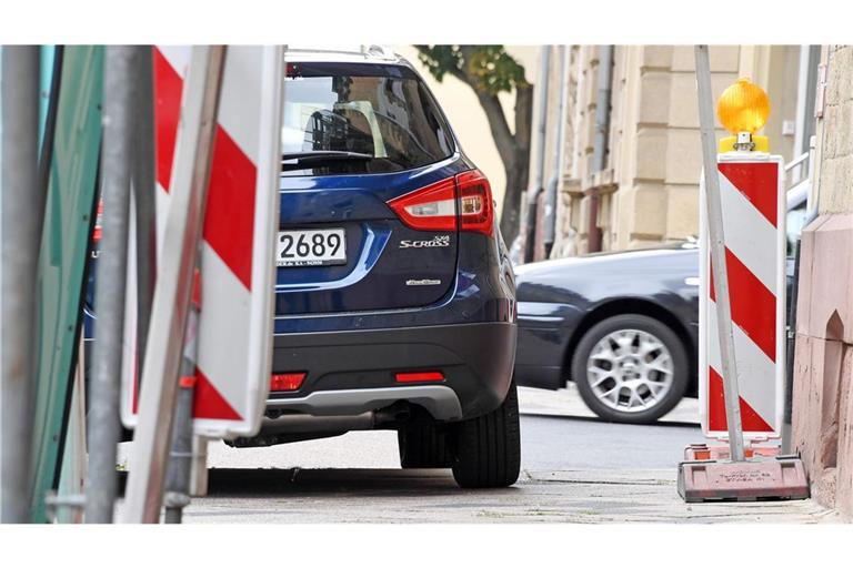 Im Südwesten wird in vielen größeren Städten aus Sicht der Umwelthilfe ein Auge zugedrückt, wenn Autofahrer rechtswidrig auf Bürgersteigen parken.