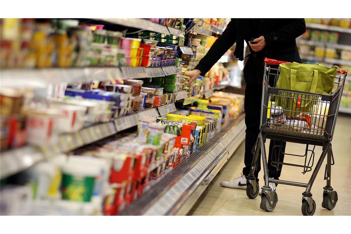 Umfrage: Einschränkungen wegen teurer Lebensmittel Im Supermarkt ist vieles teurer geworden.