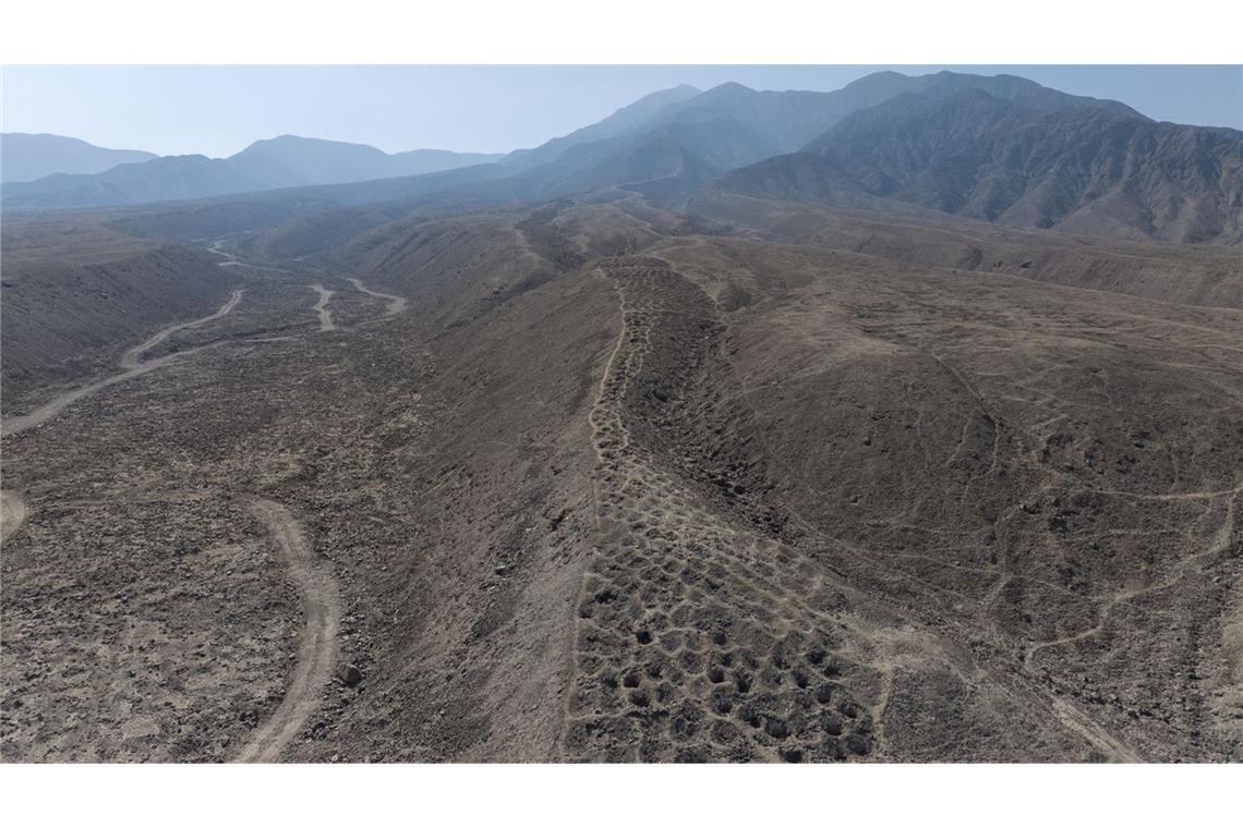 Im Tal des Rio Pisco erstreckt sich eine Art Lochstreifenband kilometerweit über einen Bergkamm.