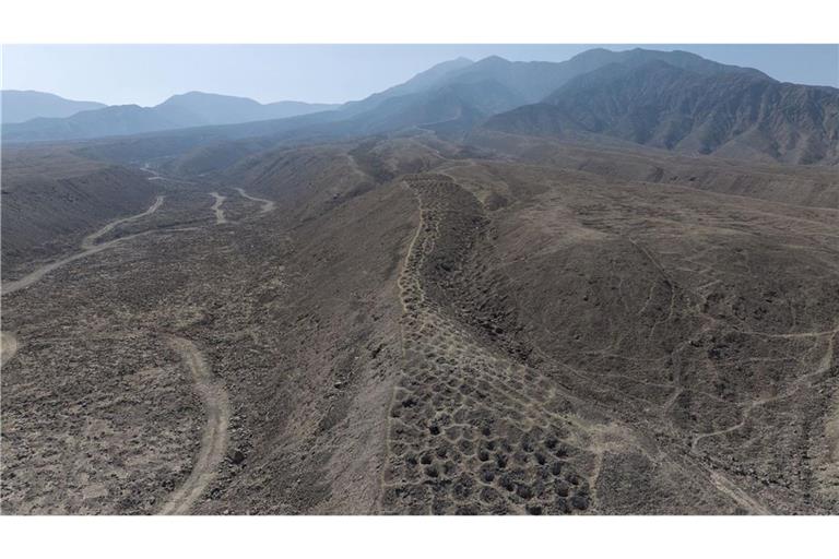Im Tal des Rio Pisco erstreckt sich eine Art Lochstreifenband kilometerweit über einen Bergkamm.