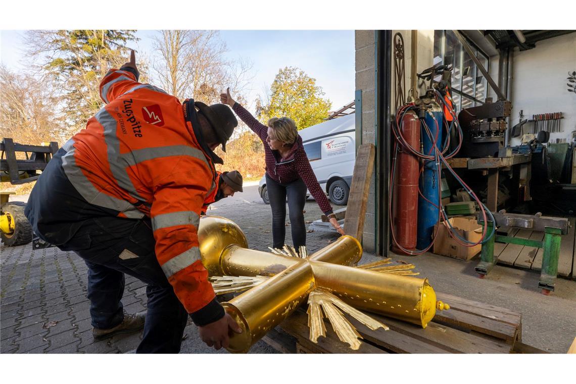 Im Tal wurde das Kreuz zu einer Spezialistin gefahren.