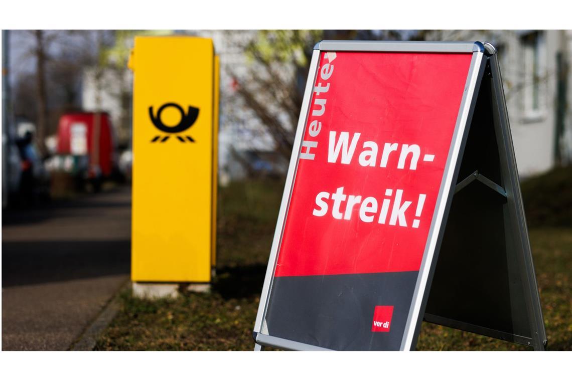 Post-Warnstreiks: Jeder zehnte Brief bleibt vorerst liegen Im Tarifkonflikt bei der Deutschen Post ruft die Gewerkschaft Verdi zu Warnstreiks auf.