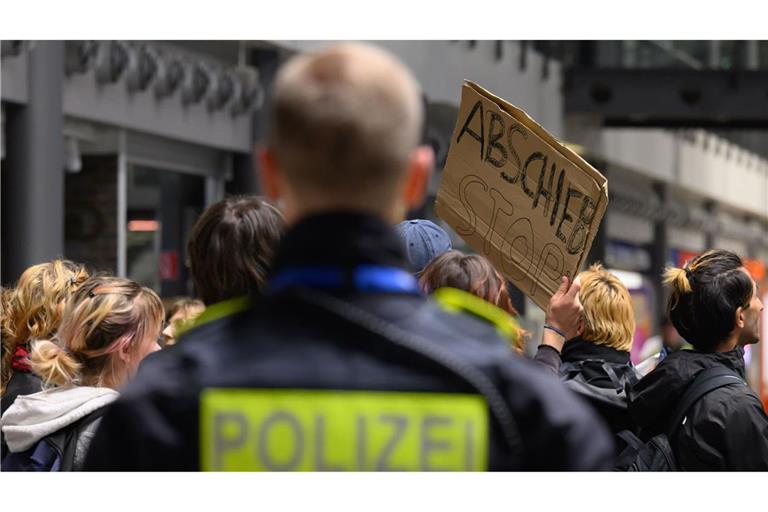 Im Terminal versammelten sich rund 35 Gegner der Abschiebung zu einer Mahnwache.