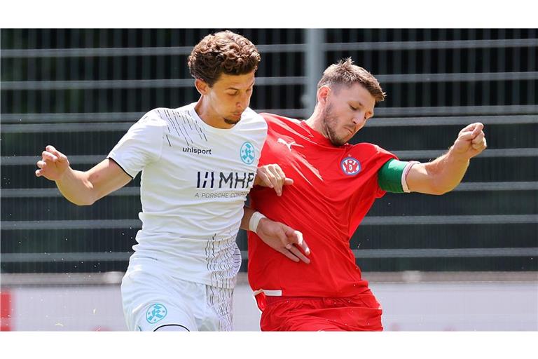 Im Testspiel gegen den VfR Mannheim gelang David Stojak (li.) ein Tor für die Stuttgarter Kickers   – nun droht ihm eine lange Pause.
